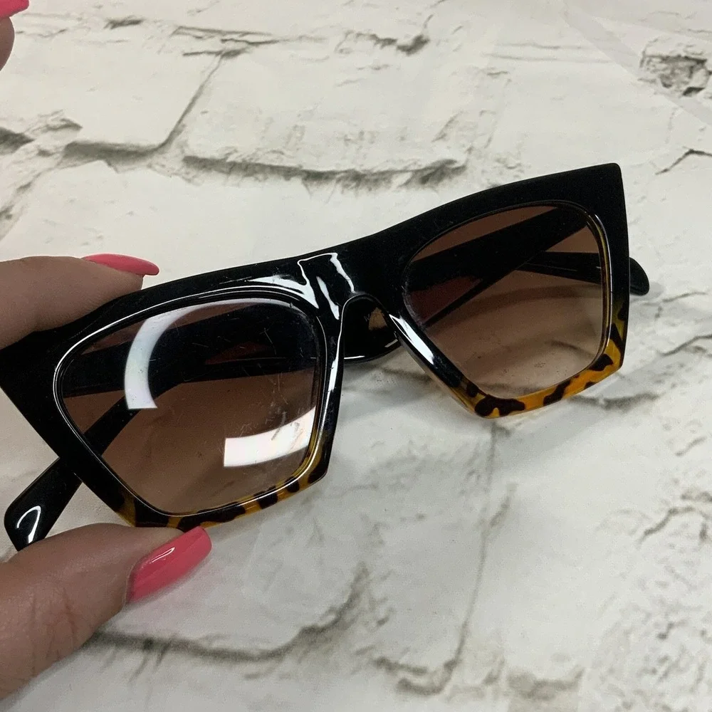 Plastic Sunglasses Unbranded Tortoise Shell Print Scuffed Brown Lenses